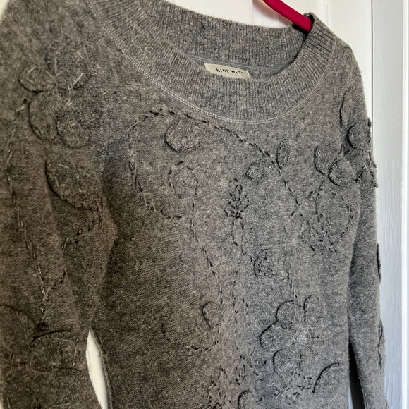 **SOLD** Nine West Flower Patch Gray Wool Embroidered Sweater - Picture 10 of 12